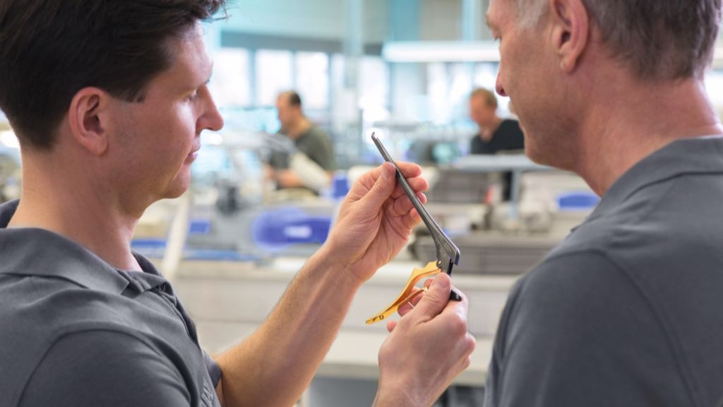 B. Braun 직원은 도구 사용 및 의료기기 유지보수에 대한 교육을 제공합니다.